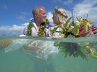 Kadu Moliterno e a mulher, Cristianne Rodriguez, posam nas águas do Havaí