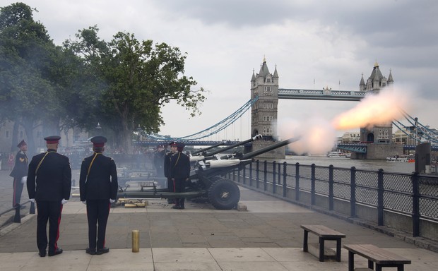 Tiros de canhão (Foto: Agência/ AFP)