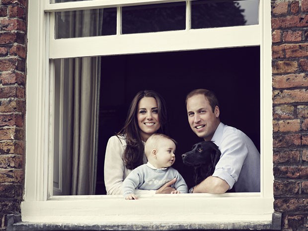 Em foto de 29 de março de 2014, o príncipe William, a princesa Kate, o filho George e o cachorro Lupo posam na janela do Palácio de Kensington, no Reino Unido (Foto: Jason Bell/Camera Press/Kensington Palace/AFP)