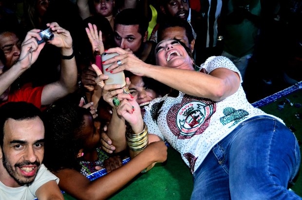 Susana Vieira se esparrama no chão do palco para tirar selfie com fãs (Foto: William Oda / AgNews)