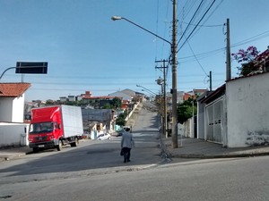 Ladrões mantiveram reféns em casa em rua da Vila Lavínia (Foto: Cristina Requena/G1)