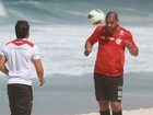 Cheinho, Adriano sua a camisa na praia da Macumba, no Rio