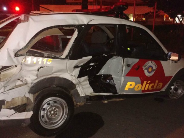 PM ficou prensado entre carro e viatura (Foto: PM/Divulgação)