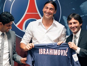 Ibrahimovic apresentado no PSG  (Foto: Reuters)