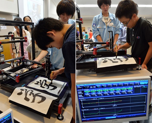 Robô ensina caligrafia para crianças nas salas de aula do Japão (Foto: Yoshikazu Tsuno/AFP) Robô ensina caligrafia para crianças nas salas de aula do Japão (Foto: Yoshikazu Tsuno/AFP)