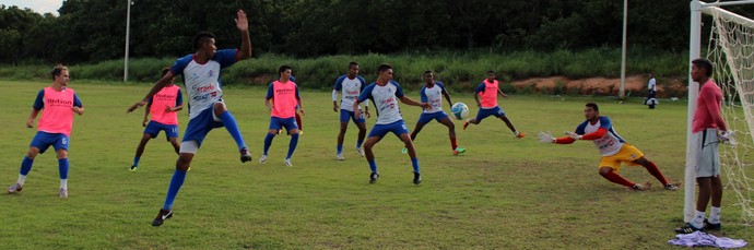 Marcão ensaia jogadas defensivas de bola parada  (Foto: Abdias Bideh)