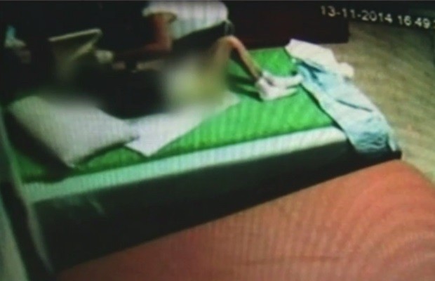 Câmera escondida flagra enfermeira batendo em idosa em Anápolis, Goiás (Foto: Reprodução/TV Anhanguera)