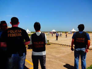 Polícia Federal foi até o heliporto de Campos mas não conseguiu dispersar mobilização (Foto: Priscilla Alves/ G1)