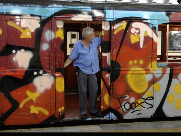 Metrô com vagões históricos de Buenos Aires, que correm o risco de deixar de circular (Foto: Alejandro Pagni/AFP Photo)