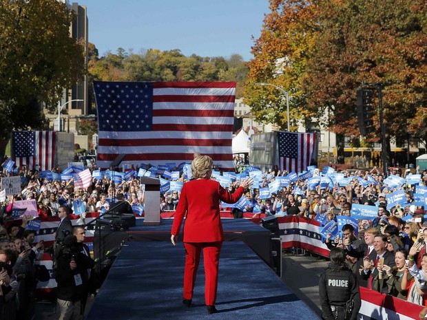 A candidata democrata à presidência dos EUA Hillary Clinton participa de comício no último dia de camapanha antes da eleição em Pittsburgh, na Pennsylvania (Foto: Brian Snyder/Reuters) A candidata democrata à presidência dos EUA Hillary Clinton participa de comício no último dia de camapanha antes da eleição em Pittsburgh, na Pennsylvania (Foto: Brian Snyder/Reuters)