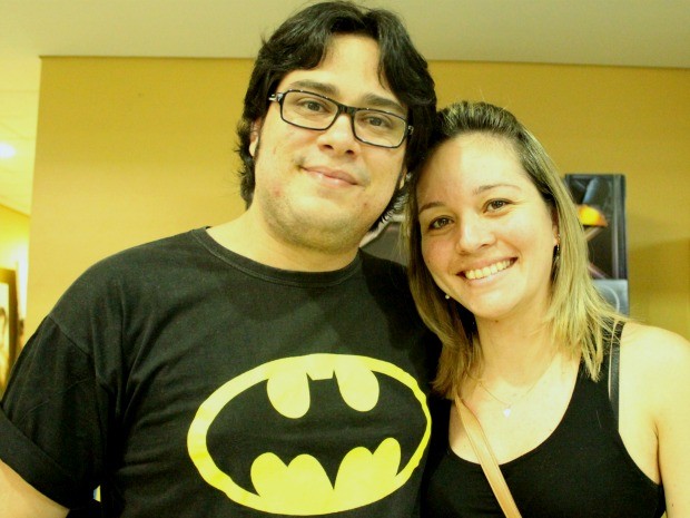 Mário e namorada são fãs do herói e eram um dos primeiros da fila (Foto: Mônica Dias/G1 AM)
