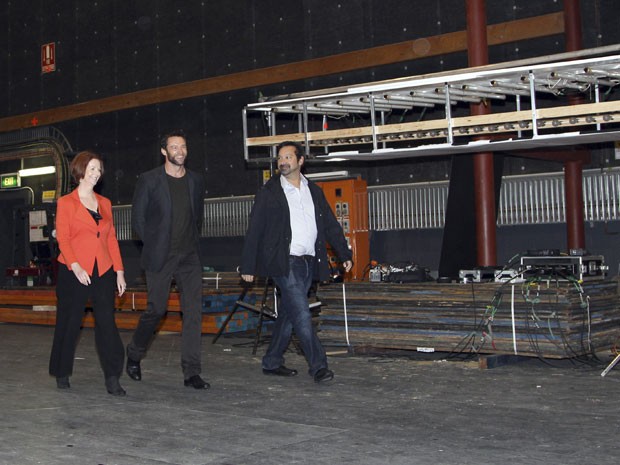 A primeira-ministra da Austrália, Julia Gillard, Hugh Jackman e o diretor James Mangold caminham pelo set de 'The Wolverine', em Sidney (Foto: Rob Griffith/AP) A primeira-ministra da Austrália, Julia Gillard, Hugh Jackman e o diretor James Mangold caminham pelo set de 'The Wolverine', em Sidney (Foto: Rob Griffith/AP)