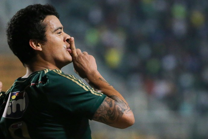 Mendieta explica comemoração e critica torcida 