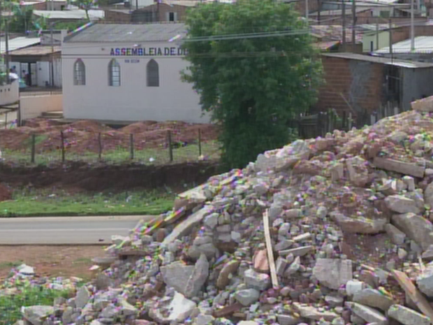 Montanha de lixo se forma em terreno na Vila Santa Maria (Foto: Reprodução/TV TEM)