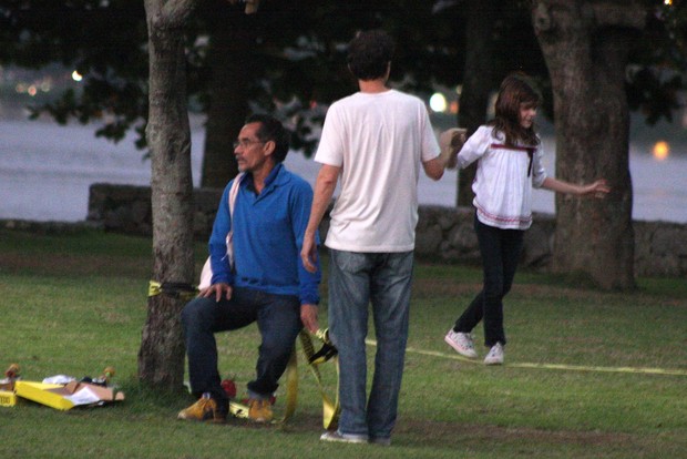 Chico Dias brinca com as filhas na Lagoa, Rio de Janeiro (Foto: JC Pereira/Agnews)