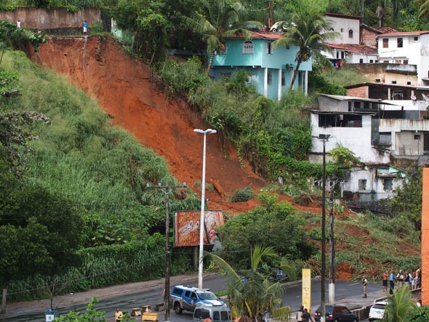 Cratera se abriu após deslizamento (Foto: Filipe Ferreira / Arquivo Pessoal)