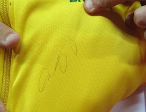 Brasileiro consegue autógrafo de Giggs em Wembley (Foto: Cahê Mota/Globoesporte.com)