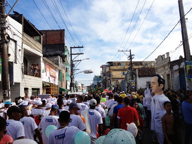 Baianos e turistas aguardam início do cortejo cívico no bairro da Lapinha (Foto: Ruan Melo/G1)