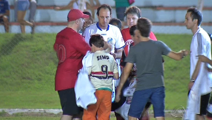 Rogério Ceni participa de jogo beneficente em Sinop (Foto: Reprodução/TVCA) Rogério Ceni participa de jogo beneficente em Sinop (Foto: Reprodução/TVCA)