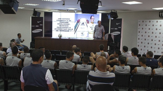 Ex-árbitro Carlos Eugênio Simon dá palestra para time do Corinthians (Foto: Daniel Augusto Jr. / Agência Corinthians)