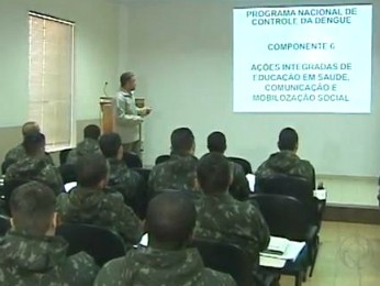 Soldados do Exército iniciaram o treinamento de combate a dengue na quinta-feira (29) (Foto: Reprodução / RPC TV)