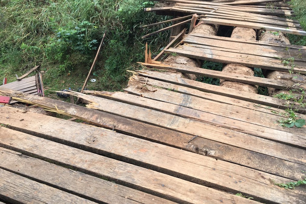 Caminhão caiu da ponte na manhã desta terça-feira (16), em Presidente Prudente (Foto: Valmir Custódio/G1)