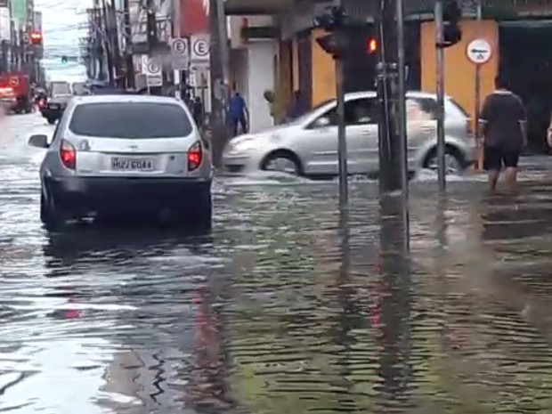 Rua Barão do Rio Branco, no Centro, registra ponto de alagamento durante chuva nesta terça-feira (31) (Foto: Halisson Ferreira/TV Verdes Mares)