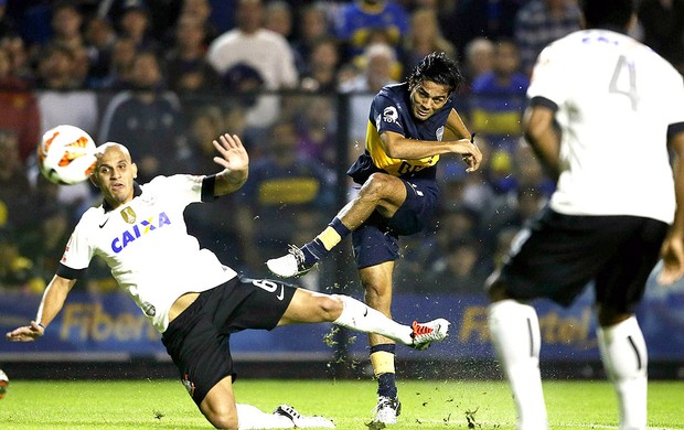 Fabio Santos jogo Corinthians Boca Juniors (Foto: EFE)