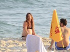 Grávida, Vanessa Lóes curte praia com Thiago Lacerda e os filhos