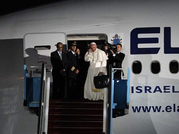 O Papa Francisco acena do avião em que embarcou nesta segunda (26) de volta para Roma, depois de três dias de peregrinação na Terra Santa (Foto: REUTERS/Finbarr O'Reilly)