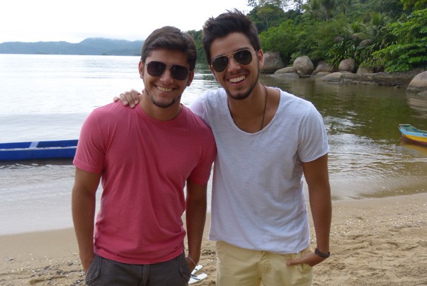 Rodrigo Simas e Bruno Gissoni curtem Paraty (Foto: TV Globo/Estrelas)