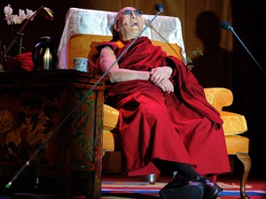Dalai Lama fala durante evento para a juventude, em Manchester (Foto: AFP)
