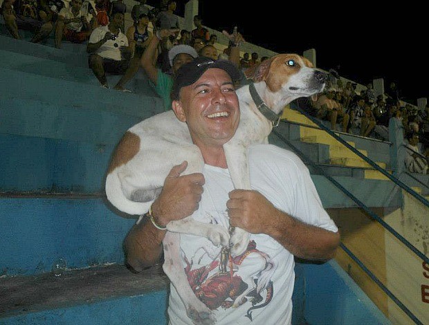 Cachorro entre os torcedores no jogo São Mateus x Desportiva (Foto: Divulgação/AASM)