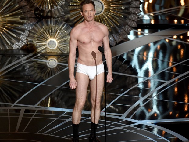 Neil Patrick Harris, o anfitrião da festa, aparece de cueca no palco do Oscar 2015 (Foto: John Shearer/Invision/AP)