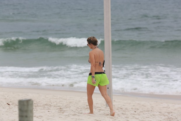 Christine Fernandes na praia (Foto: Dilson Silva / Agnews)