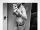 Bella Falconi faz selfie só de calcinha e mostra gravidez: 'Estou ótima'
