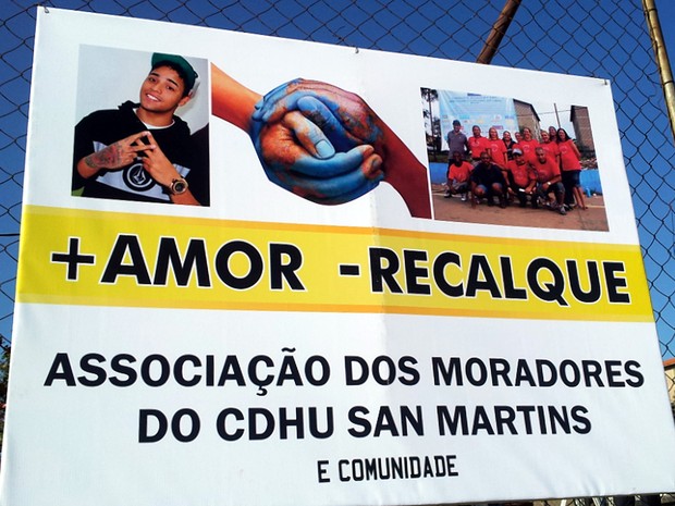 Cartaz afixado em grade no CDHU no bairro San Martin, em Campinas (Foto: Marcello Carvalho/G1) Cartaz afixado em grade no CDHU no bairro San Martin, em Campinas (Foto: Marcello Carvalho/G1)