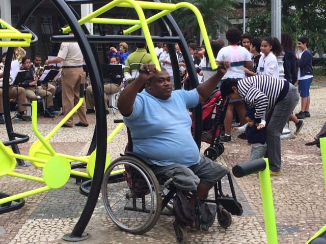 Equipamentos adaptados para cadeirantes foram testados em praça do Rio (Foto: Matheus Rodrigues/G1)