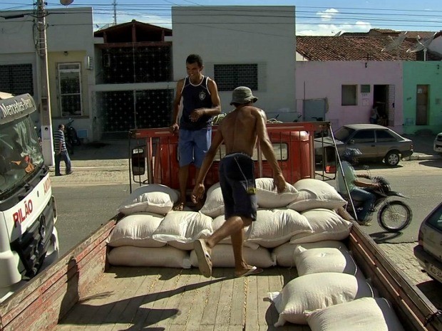 Apenas parte dos agricultores recebem milho em Quixeramobim (Foto: Reprodução/ Tv Verdes Mares)