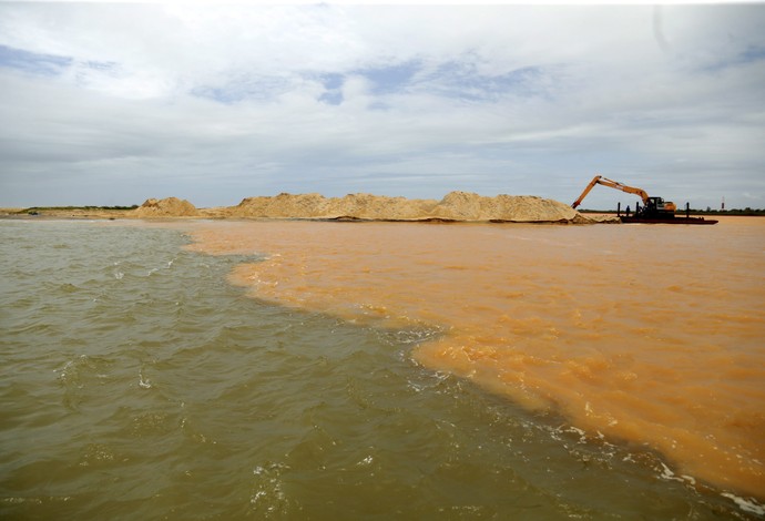 Regência lama espírito santo praia (Foto: Marcelo Carnaval/ O Globo) Regência lama espírito santo praia (Foto: Marcelo Carnaval/ O Globo)