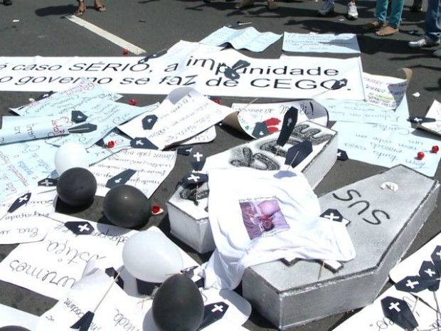 Manifestantes concentraram faixas e caixões em frente á Pró-Matre (Foto: Reprodução/ TV Gazeta)