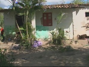 corpo encontrado em cisterna; casa da vítima (Foto: Reprodução/TV Bahia)