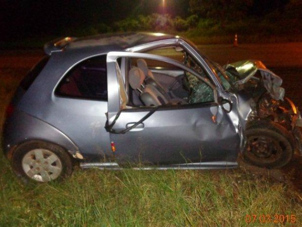 Motorista morreu no local, e passageiros ficaram feridos (Foto: DivulgaÃ§Ã£o/ PolÃ­cia RodoviÃ¡ria Piraju)