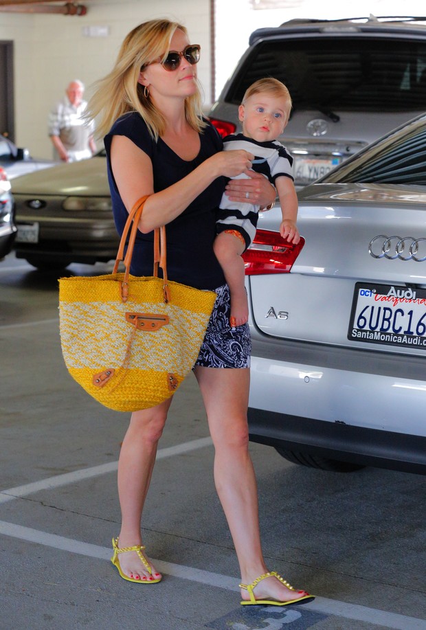 X17 - Reese Witherspoon aparece com o filho, Tenessee, em Santa Monica, na Califórnia, nos Estados Unidos (Foto: X17/ Agência)