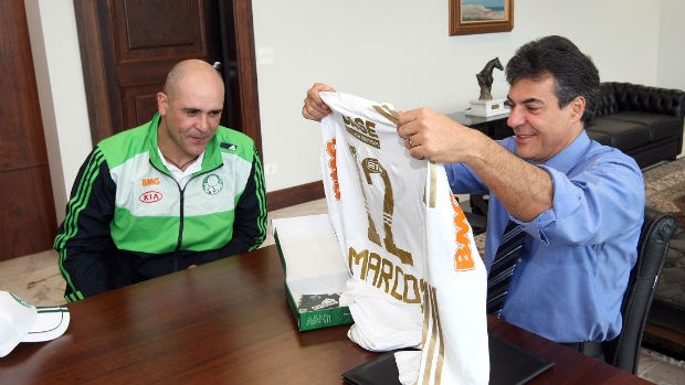 Em dia de jogo, Beto Richa recebe visita do Palmeiras e ganha camisa