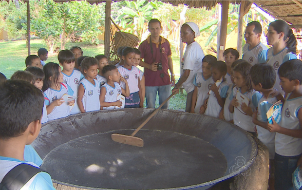 Produtores rurais ensinam o preparo de iguarias regionais (Foto: Amapá TV)