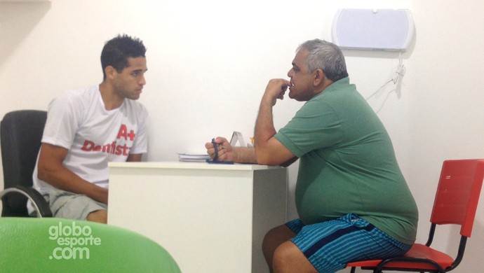 Alan Kardec se passa por auxiliar de dentista em consultório em Rio Branco (Foto: Reprodução/GloboEsporte.com)