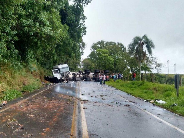 G Caminh O Carregado Leite Tomba Em Rodovia De Itarar