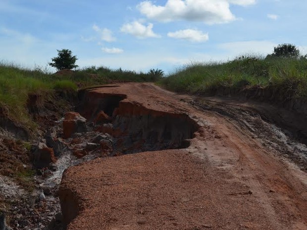 Cratera se formou em trecho na Linha 85  (Foto: Lauane Sena/G1)