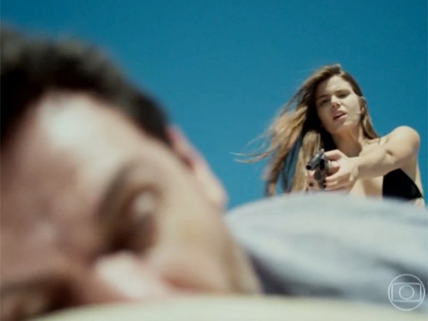 Angel atira várias vezes em Alex (Foto: Reprodução / TV Globo) Angel atira várias vezes em Alex (Foto: Reprodução / TV Globo)